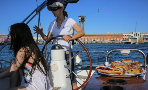 Brunch pubblico su una barca a vela