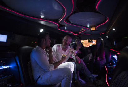 Amsterdam Hummer Limousine con drink illimitati image 5