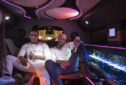 Amsterdam Hummer Limousine con drink illimitati image 2