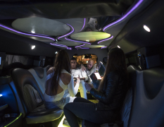 Amsterdam Hummer Limousine con drink illimitati image 3