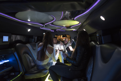 Amsterdam Hummer Limousine con drink illimitati image 3