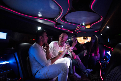 Amsterdam Hummer Limousine con drink illimitati image 1