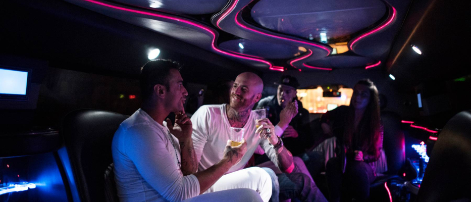 Amsterdam Hummer Limousine con drink illimitati image 1