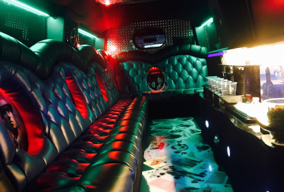 Barcellona Giro in Jeep Limo + Cena con Spogliarello image 1