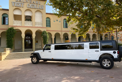 Barcellona Giro in Jeep Limo + Cena con Spogliarello image 4