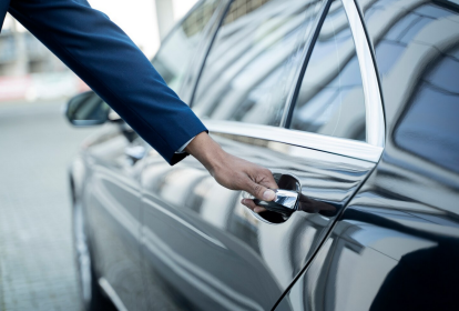 Barcellona Giro in Jeep Limo + Cena con Spogliarello image 3